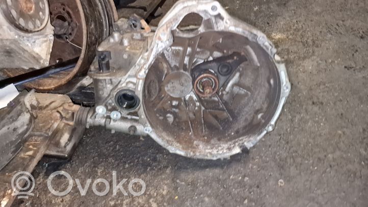 Nissan Almera Tino Scatola del cambio manuale a 5 velocità 0304A