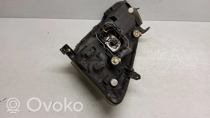 Toyota Corolla E120 E130 Lampa przednia 20B051B