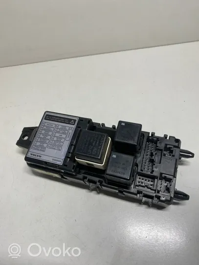 Volvo S40, V40 Fuse module 30889989