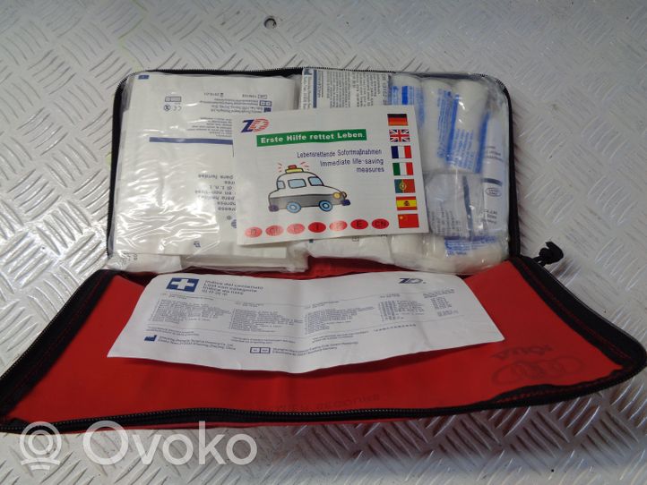 Audi A4 S4 B8 8K Kit di pronto soccorso 8K0860282C