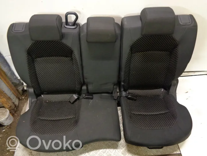 Nissan Qashqai+2 Second row seats 