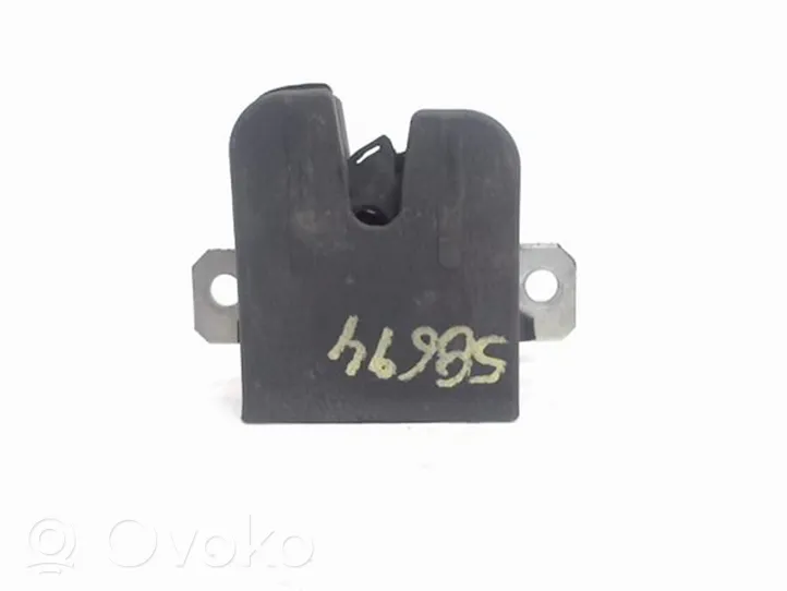 Volkswagen Polo IV 9N3 Blocco chiusura del portellone 606827505B