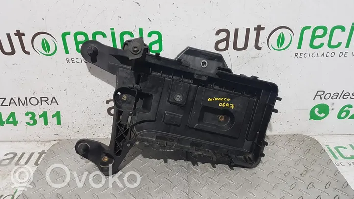 Volkswagen Scirocco Szyna dolna drzwi bocznych / przesuwnych 1K0915325