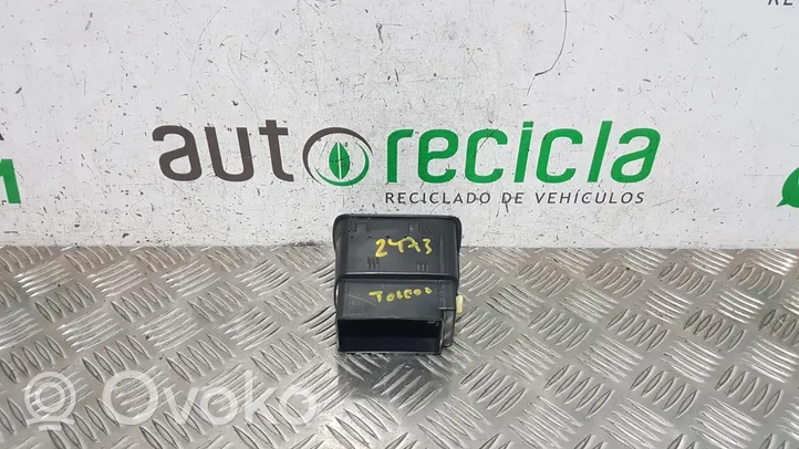 Seat Toledo I (1L) Rejilla de ventilación central del panel 8L0820901