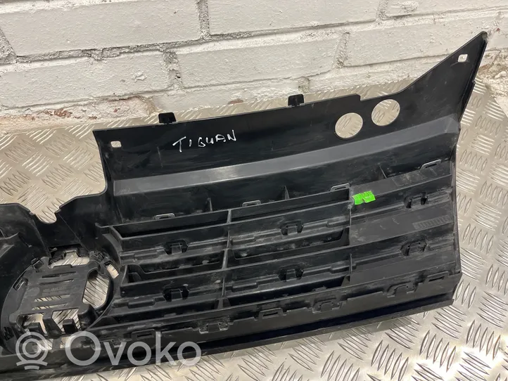 Volkswagen Tiguan Grotelės priekinės 5NA853653