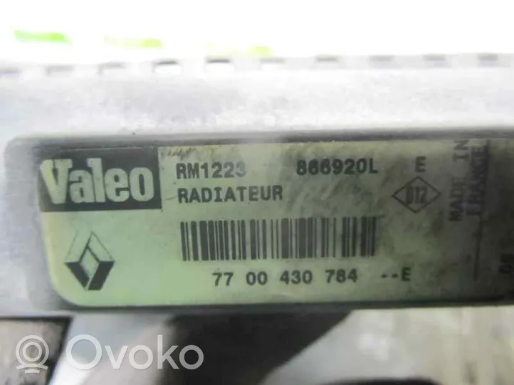 Renault Clio III Radiateur de refroidissement 7700430784