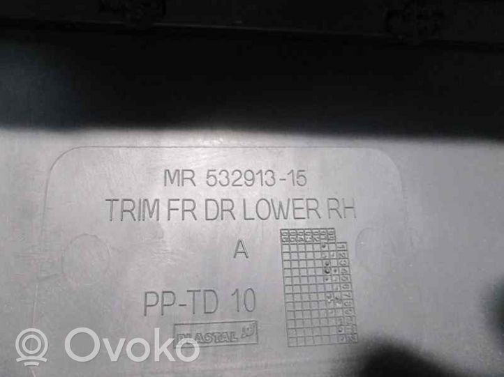 Mitsubishi Montero Boczki / Poszycie drzwi przednich MR532913