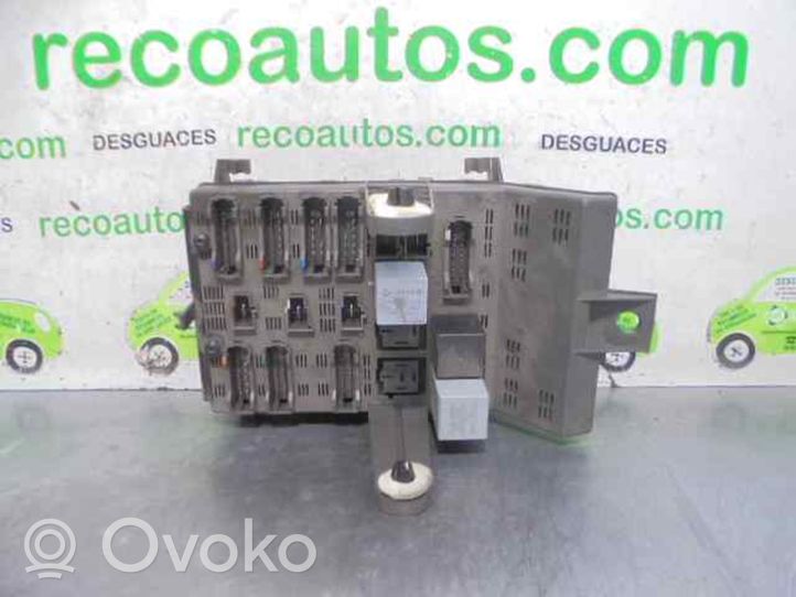 Renault Laguna I Module de fusibles 7700821586