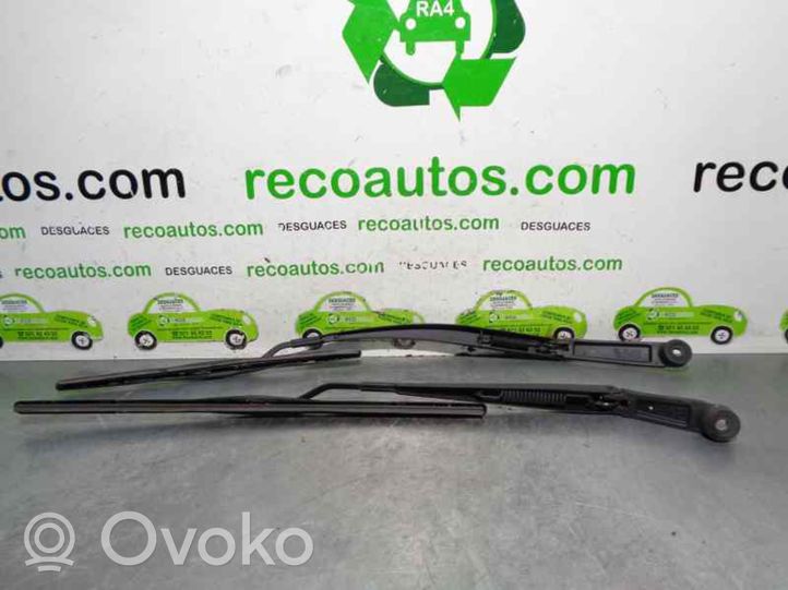 Hyundai i10 Priekinio stiklo valytuvų kojelė 98321B9050