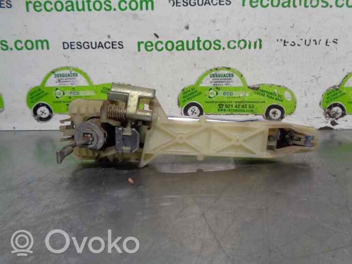 KIA Carens II Etuoven ulkokahva 826501D010