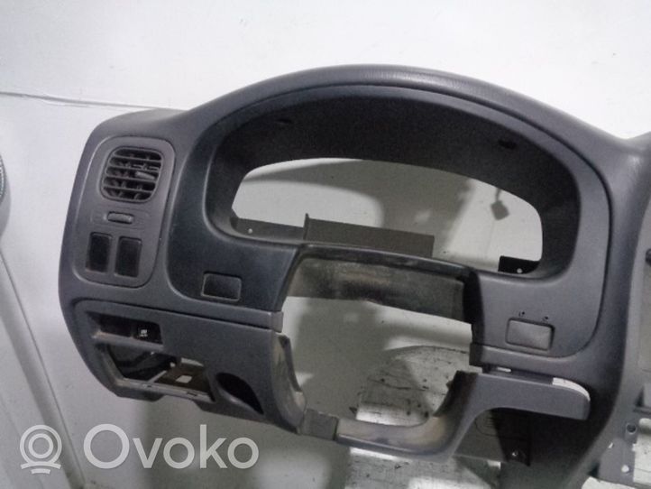 Nissan Navara Dashboard 68100VJ400