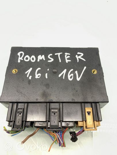 Skoda Roomster (5J) Oven keskuslukituksen ohjausyksikön moduuli 