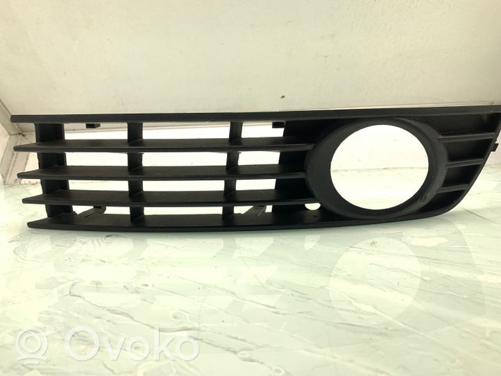 Audi A4 S4 B6 8E 8H Grille antibrouillard avant 