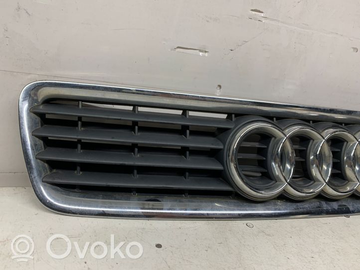 Audi A4 S4 B5 8D Maskownica / Grill / Atrapa górna chłodnicy 