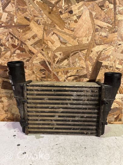 Volkswagen PASSAT B5 Interkūlera radiators 058145805C