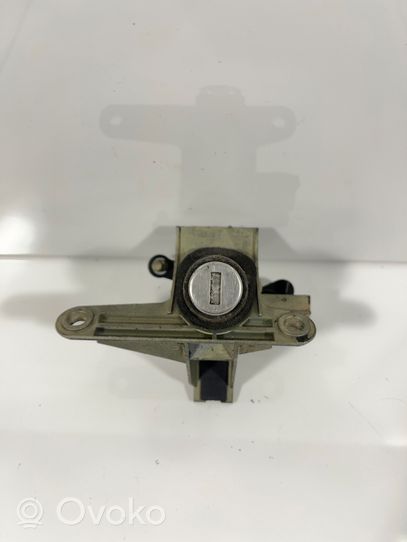 Audi A4 S4 B5 8D Tailgate exterior lock 8D9827573A