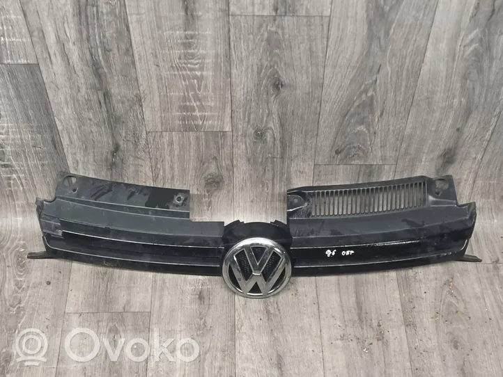 Volkswagen Golf VI Etupuskurin ylempi jäähdytinsäleikkö 1K9853653A