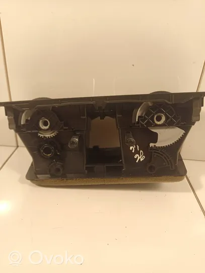 Volkswagen Golf VI Centrālais gaisa ventilācijas režģis 5K0815735D