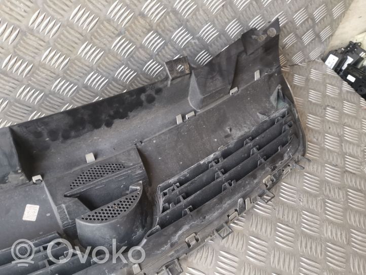 Opel Zafira B Maskownica / Grill / Atrapa górna chłodnicy 13136136