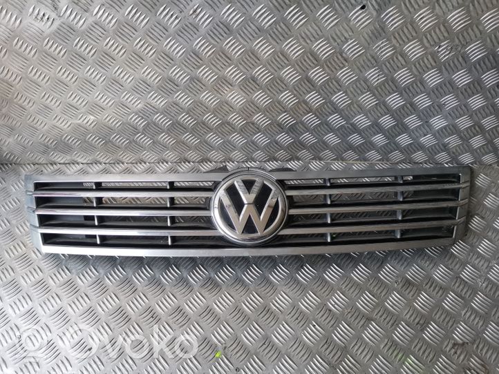 Volkswagen PASSAT CC Grotelės viršutinės 3C8853601A