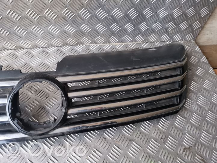 Volkswagen PASSAT B7 Front bumper upper radiator grill 3AA853651