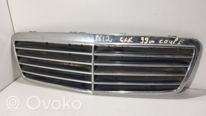 Mercedes-Benz CLK A208 C208 Grille calandre supérieure de pare-chocs avant 771500002