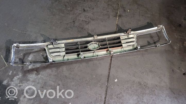 Toyota Hilux (N80, N90, N100, N110) Grille calandre supérieure de pare-chocs avant 5310035210