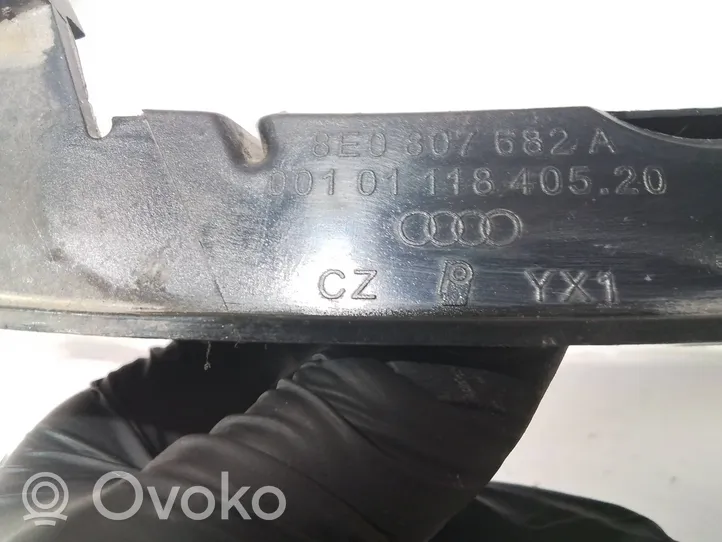 Audi A4 S4 B6 8E 8H Etupuskurin alempi jäähdytinsäleikkö 8E0807682A