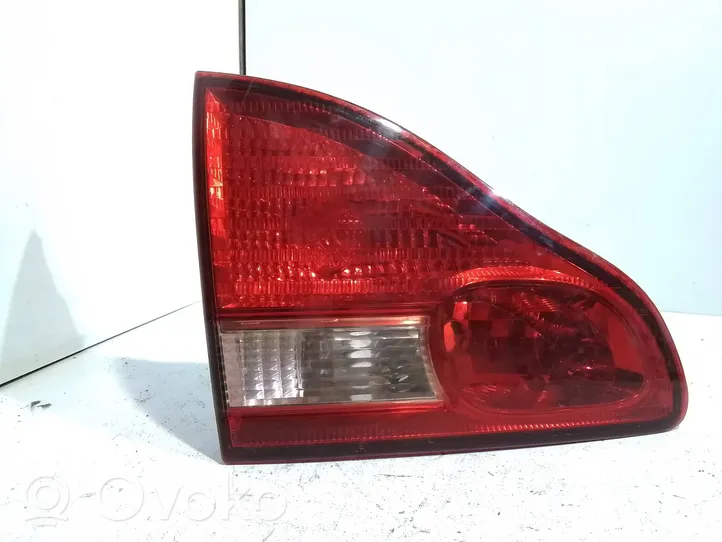 Toyota Avensis Verso Lampy tylnej klapy bagażnika E130000