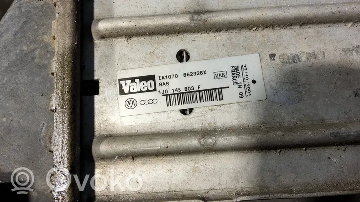 Volkswagen Golf IV Chłodnica powietrza doładowującego / Intercooler 1J0145803F