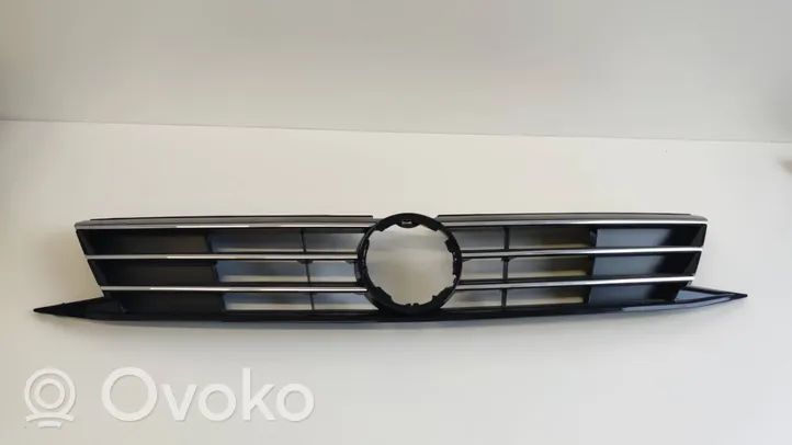 Volkswagen Jetta VI Grotelės priekinės V340100001