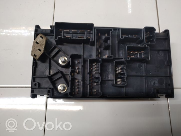 Subaru Outback Ramka / Moduł bezpieczników 82241AG000