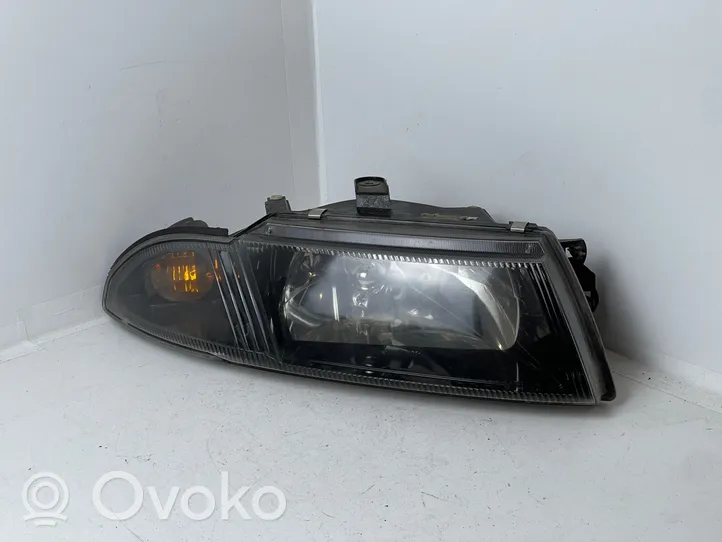 Mitsubishi Carisma Lampa przednia 15157800