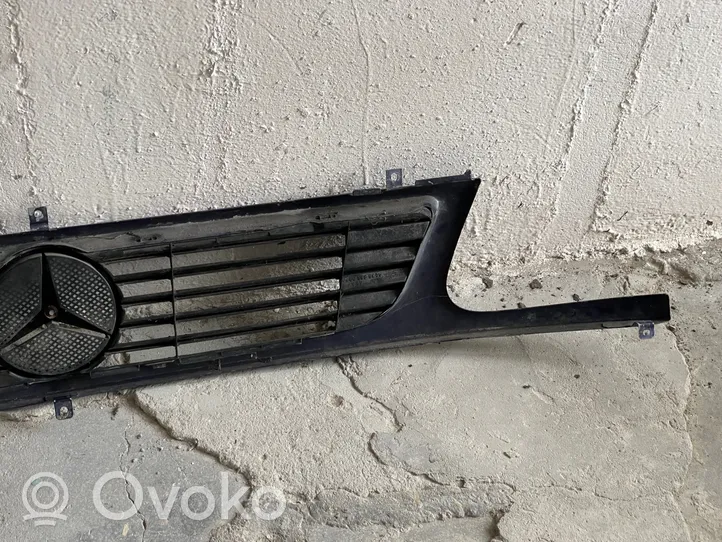 Mercedes-Benz Vito Viano W638 Maskownica / Grill / Atrapa górna chłodnicy 