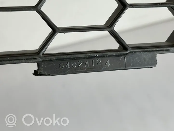 Mitsubishi Pajero Sport II Grille inférieure de pare-chocs avant 6402A124