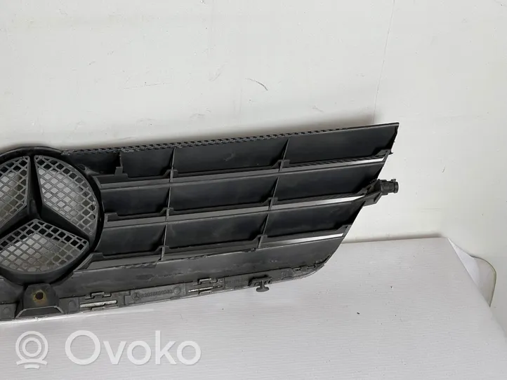 Mercedes-Benz C W203 Grille de calandre avant A2038800383