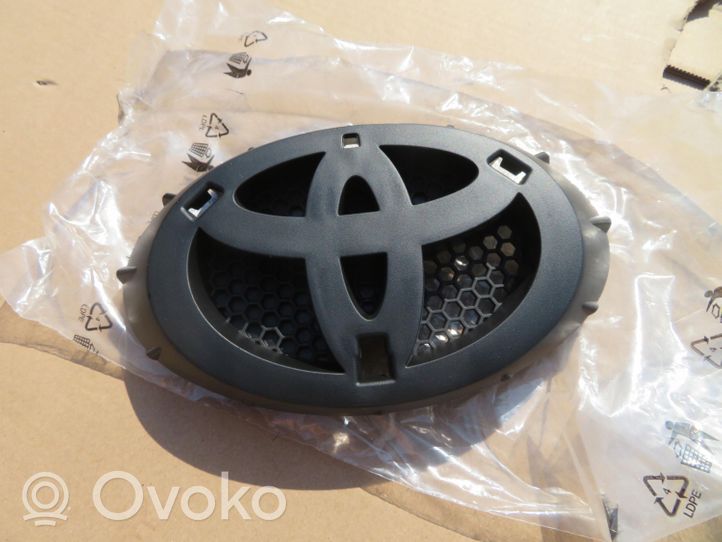 Toyota Aygo AB40 Mostrina con logo/emblema della casa automobilistica 75312-0H020