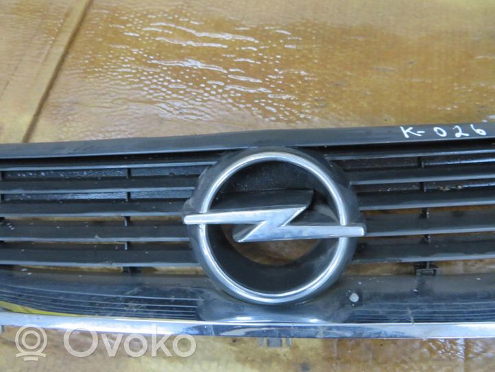 Opel Vectra A Grille calandre supérieure de pare-chocs avant 90505722