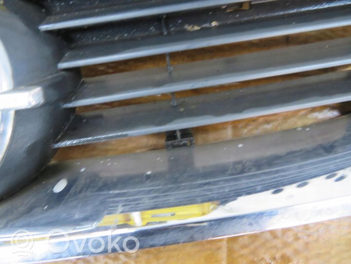 Opel Vectra A Grille calandre supérieure de pare-chocs avant 90505722