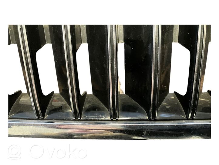 Skoda Superb B6 (3T) Grotelės viršutinės 3T0853668B