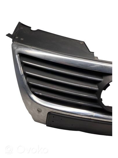 Volkswagen PASSAT B6 Grille calandre supérieure de pare-chocs avant 3C0853651D