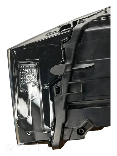 Audi Q7 4M Lampa przednia 4M0941035