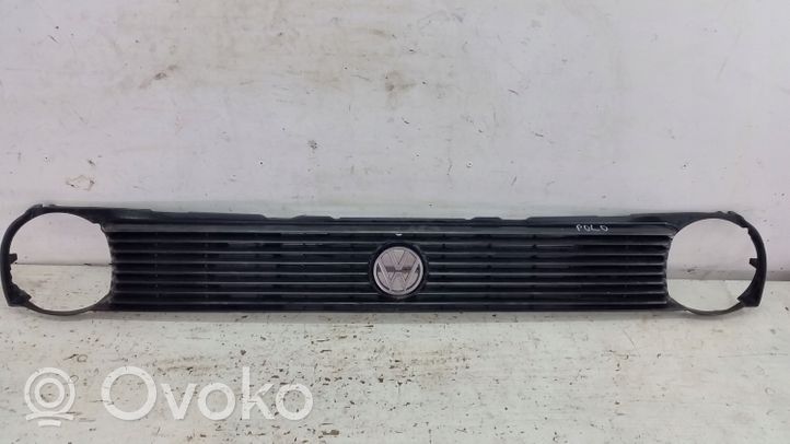 Volkswagen Polo II 86C 2F Grille calandre supérieure de pare-chocs avant 