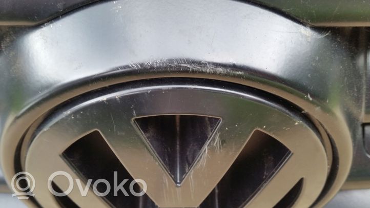 Volkswagen Touareg I Griglia superiore del radiatore paraurti anteriore 7L6853651A