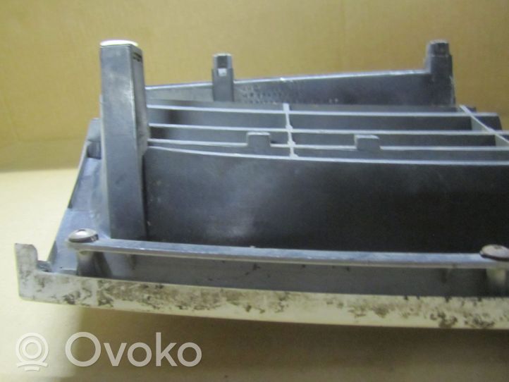 Mitsubishi Space Wagon Maskownica / Grill / Atrapa górna chłodnicy MR1555545