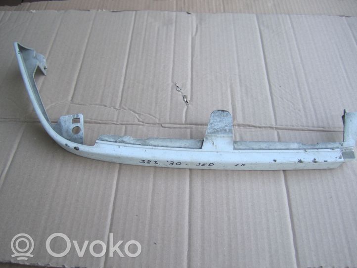 Mazda 323 Moulure sous phares 