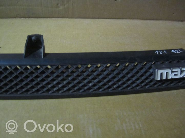 Mazda 121 Maskownica / Grill / Atrapa górna chłodnicy 