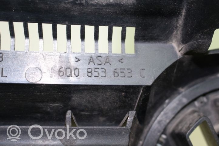 Volkswagen Polo Etupuskurin ylempi jäähdytinsäleikkö 6Q085365C