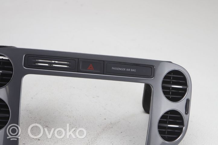 Volkswagen Tiguan Radion/GPS-laitteen pääyksikön kehys 5N0858069J