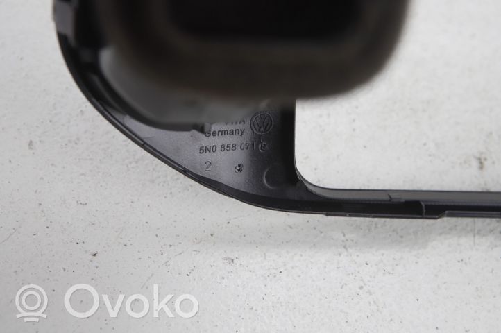 Volkswagen Tiguan Radion/GPS-laitteen pääyksikön kehys 5N0858069J